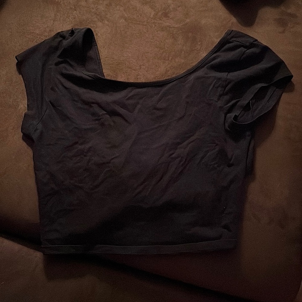 American eagle crisscross back cropped black cap sleeve shirt